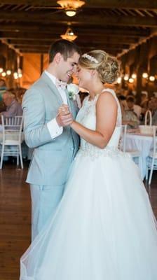 Side profile of hair during 1st dance