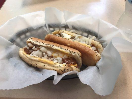 2 chili cheese dogs.