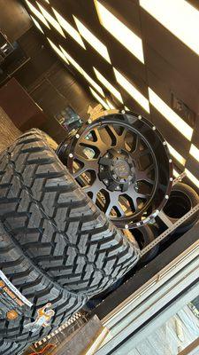 Off road wheels and tires