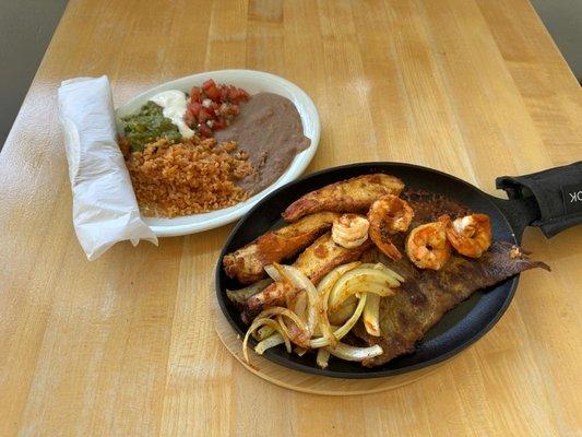 Yeiiiiii Fajitas, whit your choice of chicken, asada, carnitas, shrimp or fish!!!