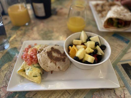 Meatless omlet with fruit