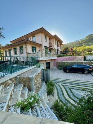 Malibu Rental with swimming pool and a fully tiled jacuzzi with 12 strong Jets