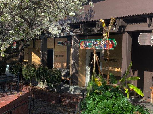 AJ's Quick Clean on Middlefield Rd, Palo alto CLOSED due to fire damage. Will re-open later in 2023.