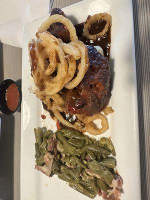 Meatloaf, mashed potatoes and green beans.