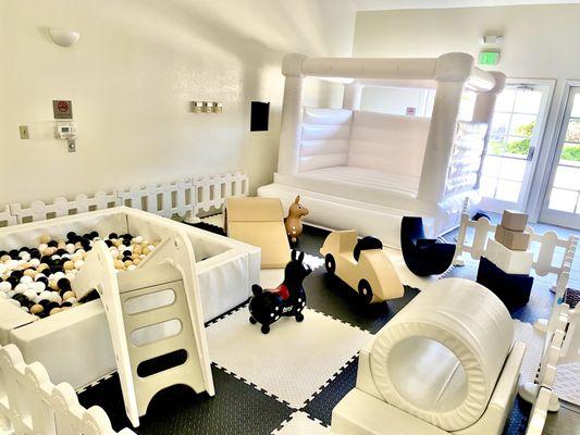 13x13 Luxe One Happy Dude set with bounce house add-on.