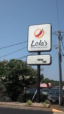 El Rio transforms into Lola's.