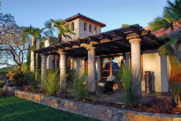 The columns are enhanced by the repetition of the grasses in front of them.
