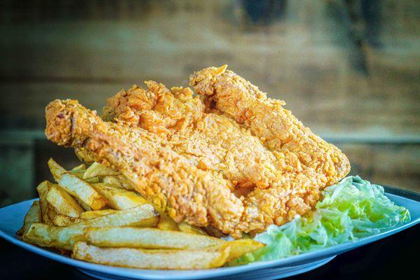 Pollo broaster con papas y ensalada