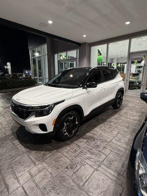 2025 white Kia seltos