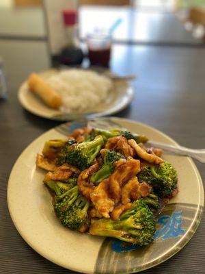 Still one of the best hole in the wall Chinese lunch special places $8 with can drink! Fresh!