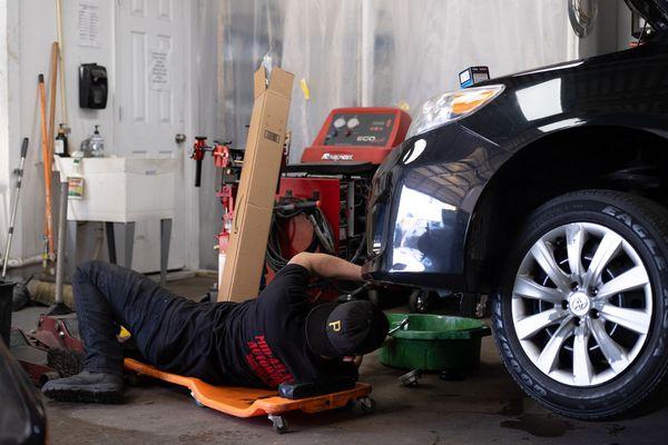 undercar-automotive-inspection-professional-lift-service