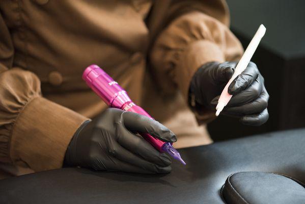Tattoo machine on left
Microblade on right