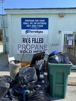 Looks like permanently closed - sign on door