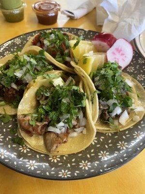 Tacos: 1 Al pastor, 1 tripas, 1 cabeza, 1 buche.