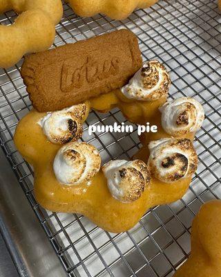 pumpkin pie - pumpkin puree spiced icing, toasted marshmallow fluff, biscoff cookie