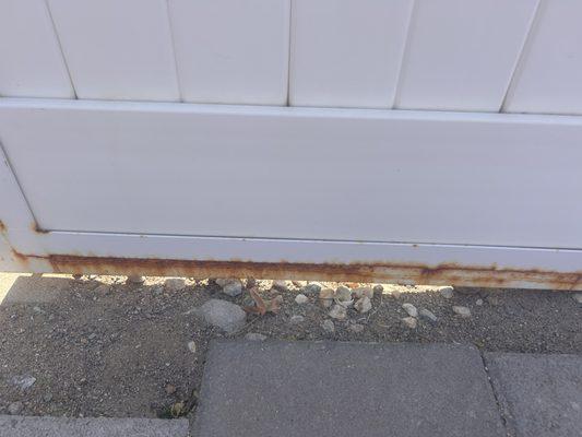 Vinyl Gate Rust