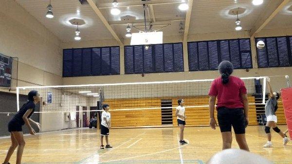EatSleepBreatheVolleyball After practice&they still wanted2practice more #VolleyballSesh #VolleyballFamilies #GIF #ThrowBackThursday