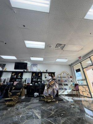 Very clean and the decorating is so amazing