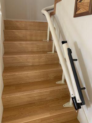 Curved lift with power hinge rail