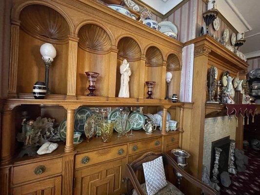 Really cool nooks for display of artifacts in the dining room.