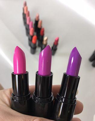 Cream, collagen, vitamin E, argan & jojoba oil, paraben free, rich colors, No Lead, long lasting, moisturized lipsticks.