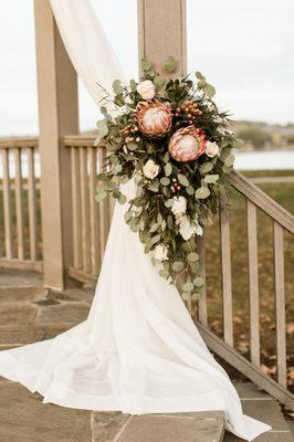 Ceremony Pergola Floral- The Ospreys at Belmont Bay Photography: https://www.brandilynnaines.com/