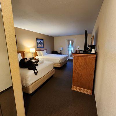 2 queen balcony room