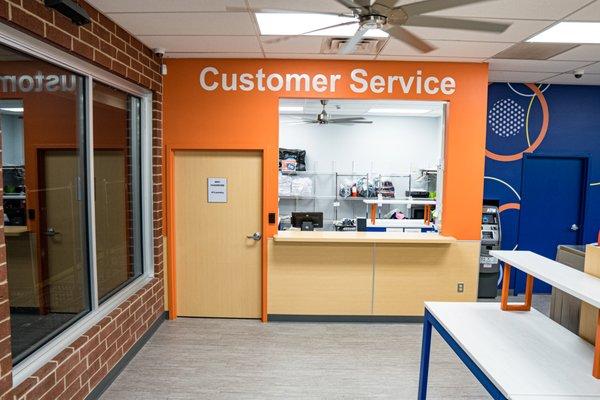 Always attended, excellent customer service. Drop off laundry service available!