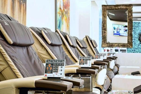 Stellar with HTxT4 massage chair #t4spa #pedicurechair #coolstuff Treat Your Nails @ Atlanta www.treatyournailsatl.com