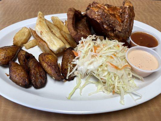 Pollo Frito y Chuleta con Yuca