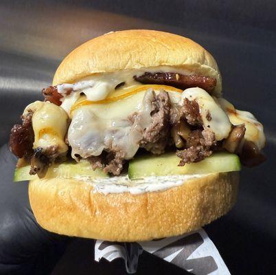 EL CHOPO: chopped cheese w/ grilled onions & shrooms, muenster, house ranch, ketchup- add kandy bacon & house pickles ftw