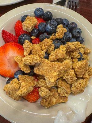 Yogurt, granola & berries