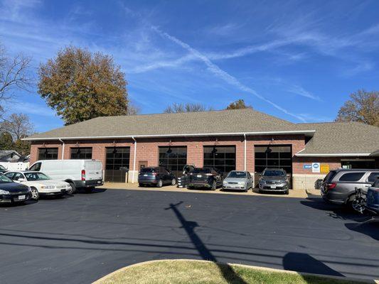 Len's Auto Repair Overland Exterior