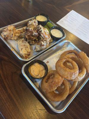 Wings with creamy buffalo and onion rings