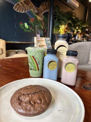 Brownie, iced matcha latte and chilled drinks to go!