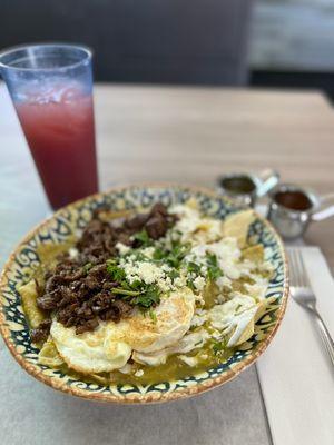 Chilaquiles verdes con huevo estrellado y steak