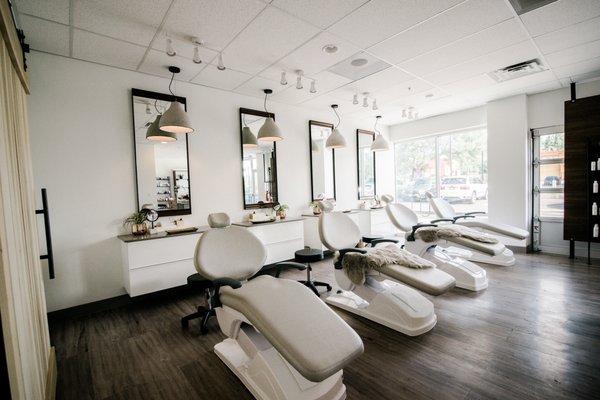 Professional clean and comfortable eyelash extensions salon.