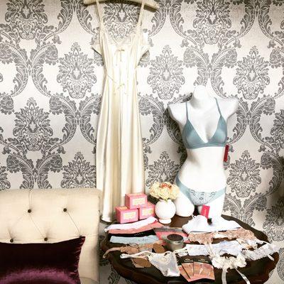 I phone shot of wallpaper with silk GINIA nite and Commando something blue set.