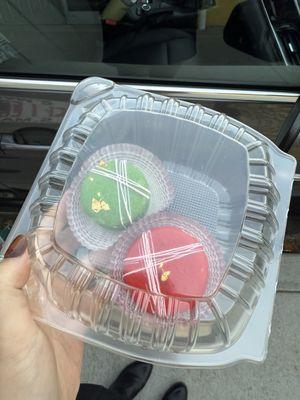 macarons (strawberry and pistachio)