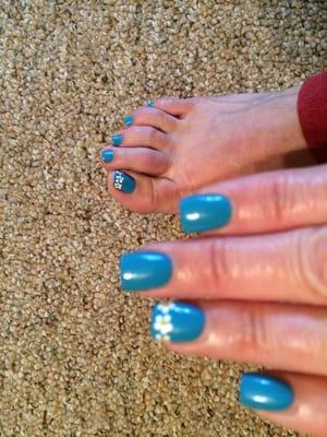 Daisy trim on hands and feet