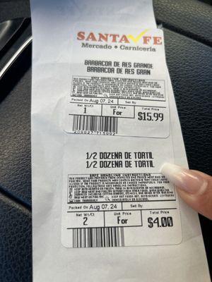 Compré una orden de birria pedí tortillas 1/2 docena cuesta $4 dlls pedí cilantro y me dijeron $2 dlls