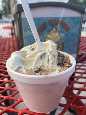 Medium cup with toppings