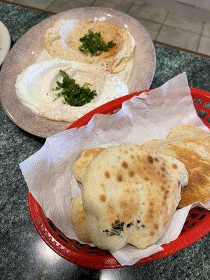 The bread, humus and garlic spread, simply delicious!