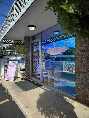 Créme ice cream co. Outside