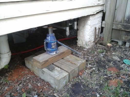 Jacking the house back to level and changing this leaning pier