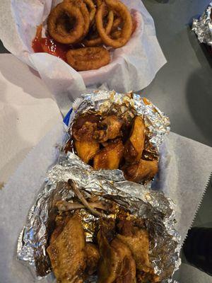 5 Lemon Teriyaki and 5 Georgia Peach wings w/onion rings.