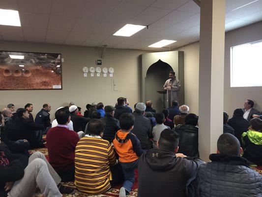 Imam Mohamed Magid giving a lecture.