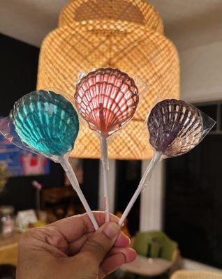 Clamshell lollipops for mermaid themed birthday party.