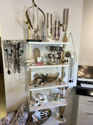 Jewelry including Kinsley Armelle, Twine and Twig, and others