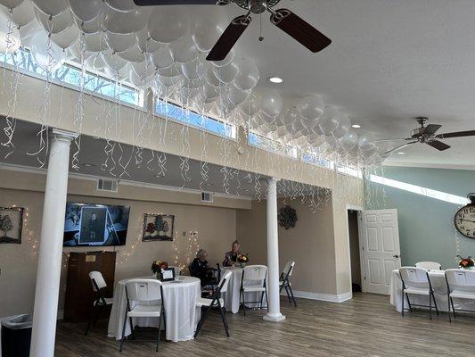 150 white ceiling balloons with streamers